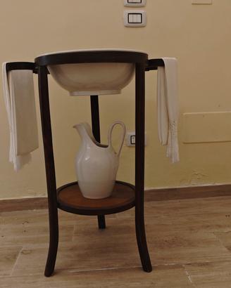 Lavabo antico con catino e brocca