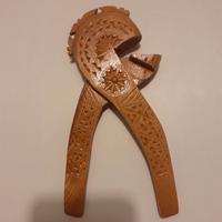 Schiaccianoci in legno intarsiato