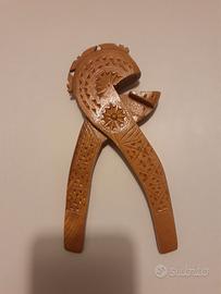 Schiaccianoci in legno intarsiato