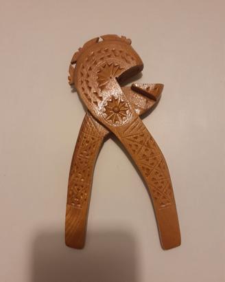 Schiaccianoci in legno intarsiato
