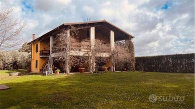 Villa di 360 m² con più di 5 locali e posto auto a