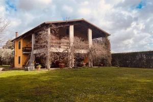 Villa di 360 m² con più di 5 locali e posto auto a