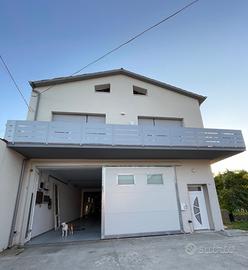 Casa singola con annesso capannone