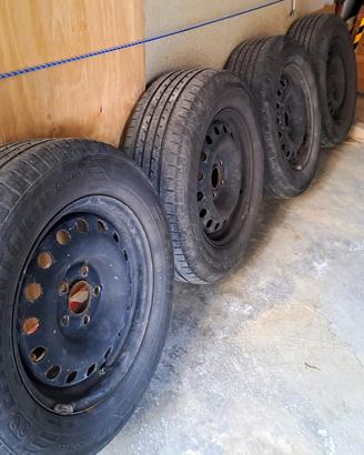 4 cerchi in ferro + gomme da neve 215/65 R16 – 50%
