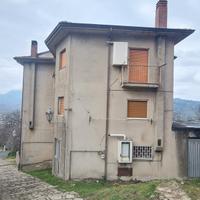 Appartamento di mq. 100 con corte/giardino comune