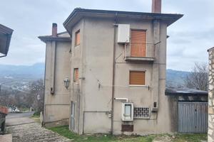 Appartamento di mq. 100 con corte/giardino comune