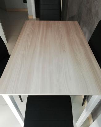 Tavolo e sedie da cucina