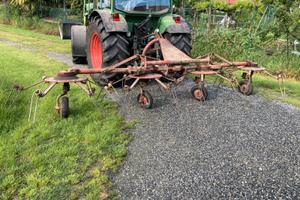 Girello spandivoltafieno a gianti Kuhn