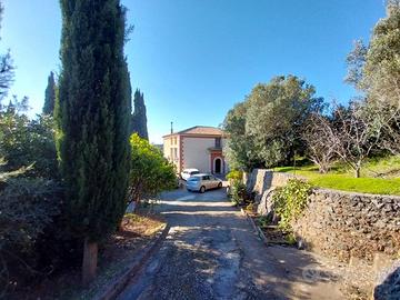 Villa unifamiliare con 13 ettari di terreno