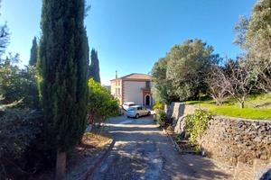 Villa unifamiliare con 13 ettari di terreno