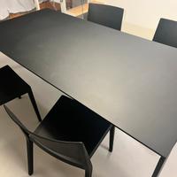 tavolo e sedie kartell colore nero opaco