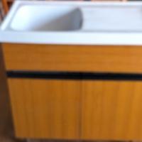 Mobile con lavandino in ceramica