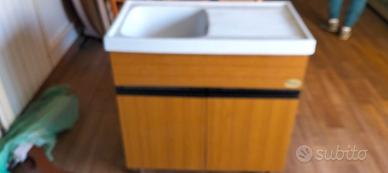 Mobile con lavandino in ceramica