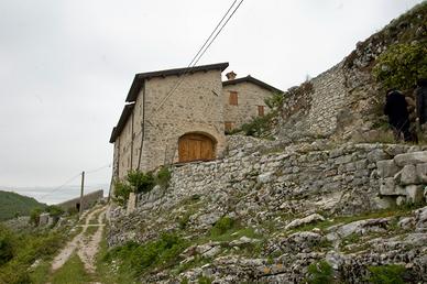 Casale da rifinire in borgo da favola