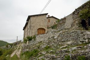 Casale da rifinire in borgo da favola