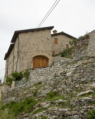 Casale da rifinire in borgo da favola