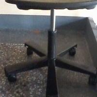 SGABELLO regolabile a 5 raggi e ruote piroettanti