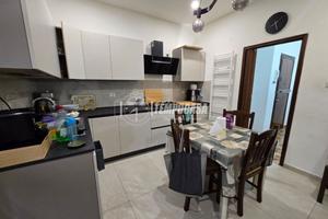 Ampio appartamento con terrazzo e tre camere da le