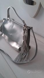 Borsa argentata con tracolla 