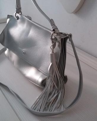 Borsa argentata con tracolla 