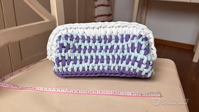 Borsa clutch viola e azzurro all’uncinetto
