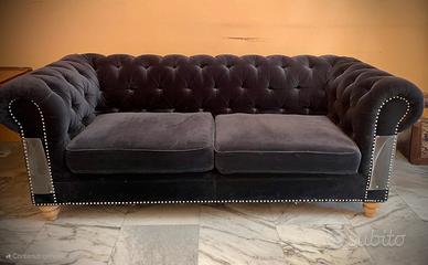 divano Chesterfield velluto blu
