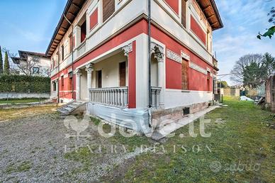 Villa di 351 m² con più di 5 locali e posto auto a