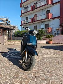 Lambretta V200 special scooter Blu