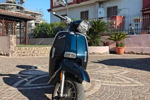 Lambretta V200 special scooter Blu