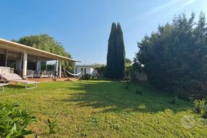 Selinunte villa immerse nel verde con vista templi