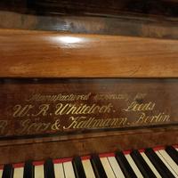 Pianoforte antico in radica di noce