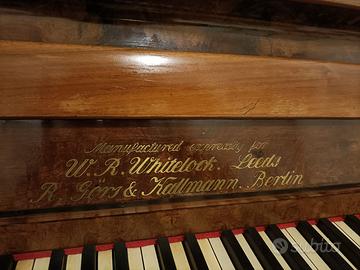 Pianoforte antico in radica di noce