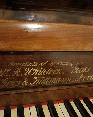 Pianoforte antico in radica di noce