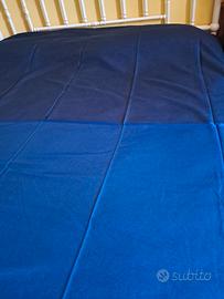 Tessuto arredo di colore blu 