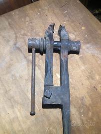 VENDUTA piccola morsa in ferro