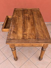 Tavolo grezzo in legno con cassetto