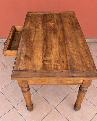 Tavolo grezzo in legno con cassetto