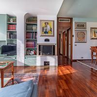 Elegante Appartamento con Ampio Terrazzo