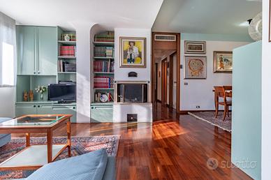 Elegante Appartamento con Ampio Terrazzo