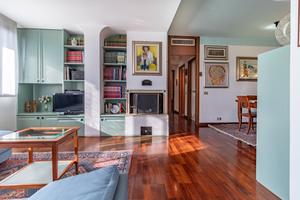 Elegante Appartamento con Ampio Terrazzo