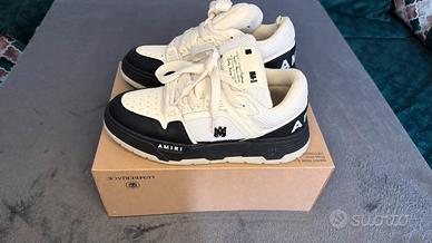 Bianco e Nero a Contrasto, Stile Skate Chunky
