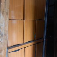 pensili in legno profondi e ben tenuti