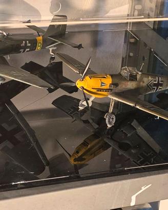 teca con modelli di aerei bf 109 e stuka ju-87g-1