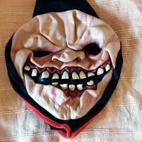 Maschera Horror con Cappuccio Nero e Bordo Rosso