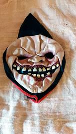 Maschera Horror con Cappuccio Nero e Bordo Rosso
