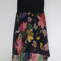 Abito smanicato nero e a fiori 