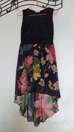 Abito smanicato nero e a fiori 