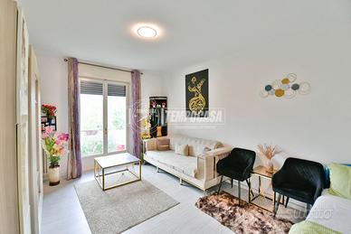 TRILOCALE CON DOPPIO BALCONE E BOX A ERBA!!