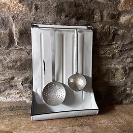 Portamestoli da paretein lamiera smaltata vintage