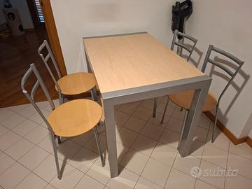 Tavolo da cucina con sedie